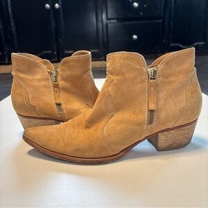 Sundance Women’s Greta Suede Perforated distressed ankle boot zip Sz9 / 40